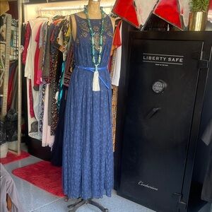 Elegant Blue Sleeveless Maxi Dress